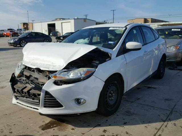 1FAHP3F25CL211373 - 2012 FORD FOCUS SE WHITE photo 2