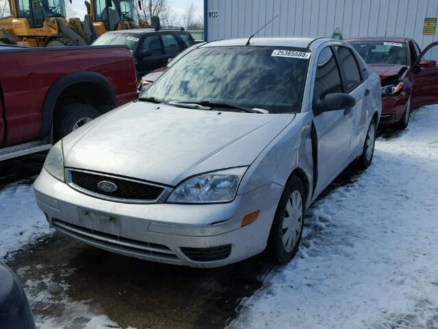 1FAFP34N66W176625 - 2006 FORD FOCUS ZX4 SILVER photo 2