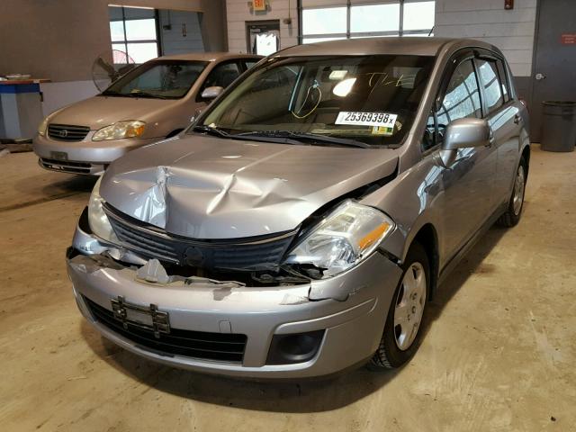 3N1BC13E59L372661 - 2009 NISSAN VERSA S SILVER photo 2