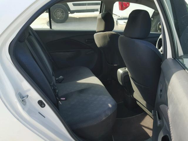 JTDBT923481235759 - 2008 TOYOTA YARIS WHITE photo 6