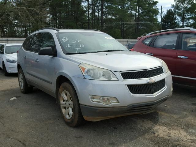 1GNLREED0AS108269 - 2010 CHEVROLET TRAVERSE L SILVER photo 1