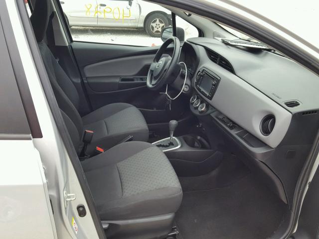 VNKKTUD37FA038413 - 2015 TOYOTA YARIS SILVER photo 5