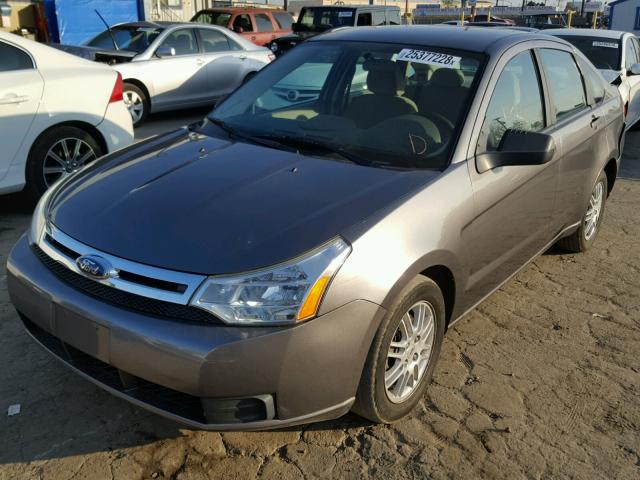 1FAHP3FN7AW124774 - 2010 FORD FOCUS SE GRAY photo 2