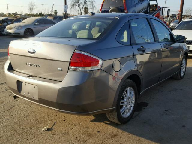 1FAHP3FN7AW124774 - 2010 FORD FOCUS SE GRAY photo 4