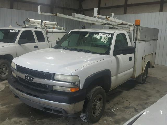 1GBHK24U11E209360 - 2001 CHEVROLET SILVERADO WHITE photo 2