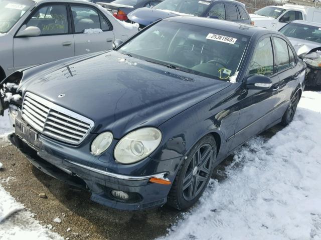 WDBUF70J65A624922 - 2005 MERCEDES-BENZ E 500 BLUE photo 2