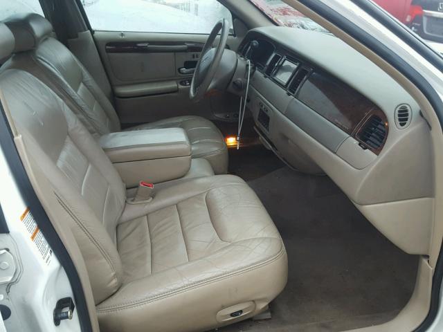 1LNHM82W2YY794242 - 2000 LINCOLN TOWN CAR S WHITE photo 5