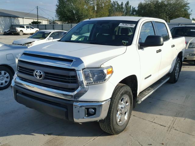 5TFEM5F17FX091081 - 2015 TOYOTA TUNDRA CRE WHITE photo 2