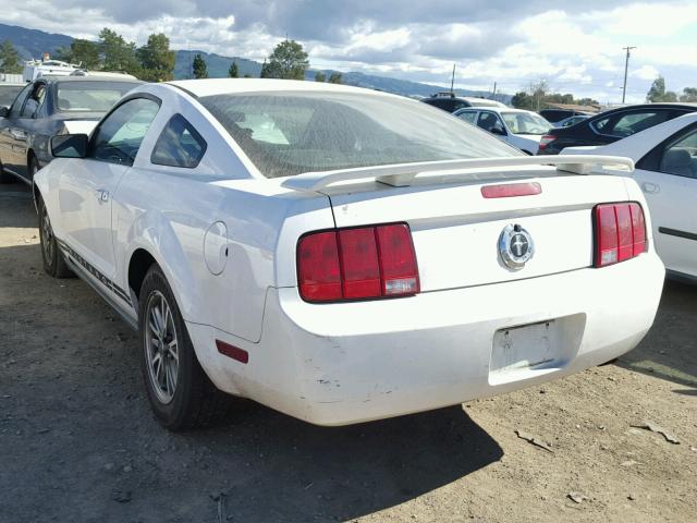 1ZVFT80NX55152144 - 2005 FORD MUSTANG WHITE photo 3