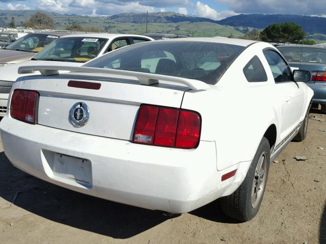 1ZVFT80NX55152144 - 2005 FORD MUSTANG WHITE photo 4