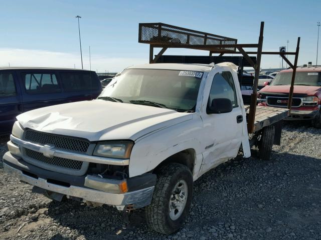 1GBGC24U03Z318297 - 2003 CHEVROLET SILVERADO WHITE photo 2