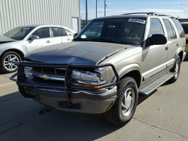 1GNDT13W2Y2336559 - 2000 CHEVROLET BLAZER SILVER photo 2