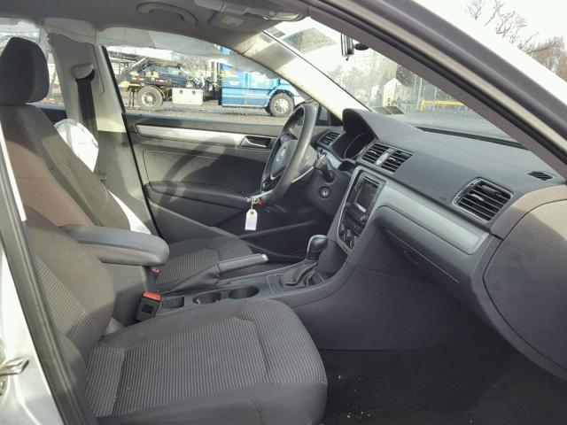 1VWAT7A33GC014851 - 2016 VOLKSWAGEN PASSAT S فضي صورة 5