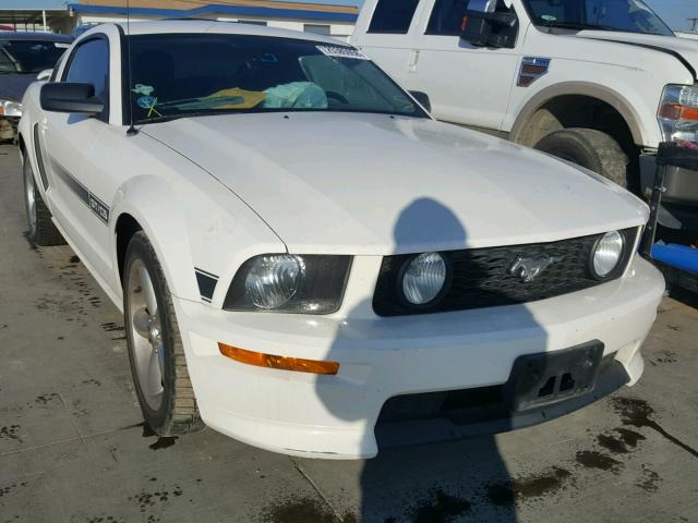 1ZVFT82H375295012 - 2007 FORD MUSTANG GT WHITE photo 1