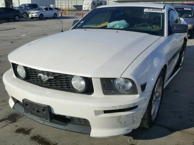 1ZVFT82H375295012 - 2007 FORD MUSTANG GT WHITE photo 2