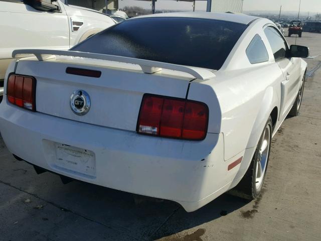 1ZVFT82H375295012 - 2007 FORD MUSTANG GT WHITE photo 4