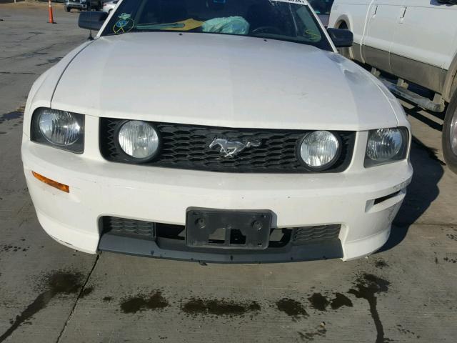1ZVFT82H375295012 - 2007 FORD MUSTANG GT WHITE photo 9