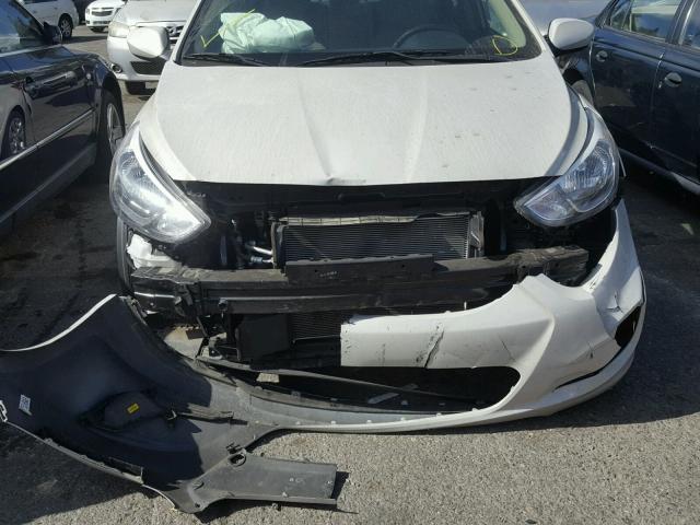 KMHCT4AE0HU224973 - 2017 HYUNDAI ACCENT SE WHITE photo 9