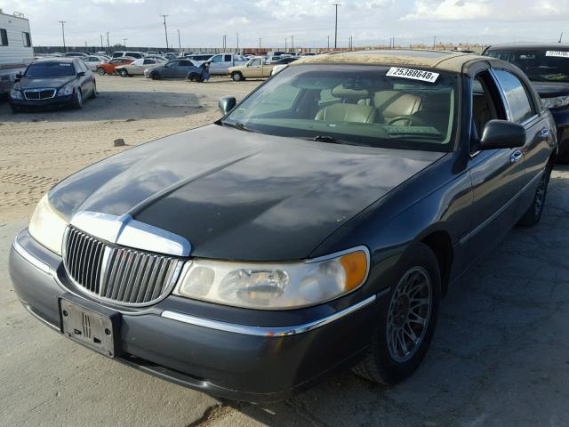 1LNHM82WXYY816097 - 2000 LINCOLN TOWN CAR S GREEN photo 2