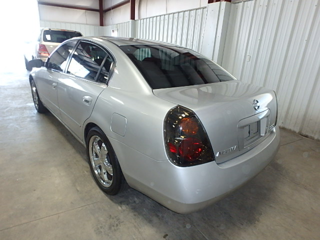 1N4AL11D22C201053 - 2002 NISSAN ALTIMA BAS SILVER photo 3