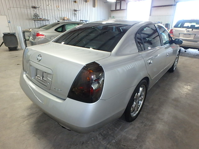 1N4AL11D22C201053 - 2002 NISSAN ALTIMA BAS SILVER photo 4