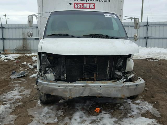 1GDJG31U631191663 - 2003 GMC SAVANA CUT WHITE photo 9