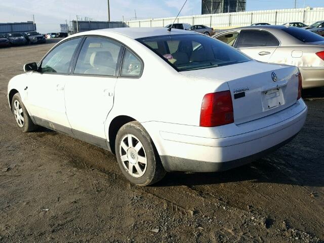 WVWMD23B2YP176534 - 2000 VOLKSWAGEN PASSAT GLS WHITE photo 3