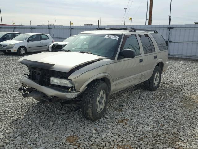 1GNDT13W22K117849 - 2002 CHEVROLET BLAZER TAN photo 2