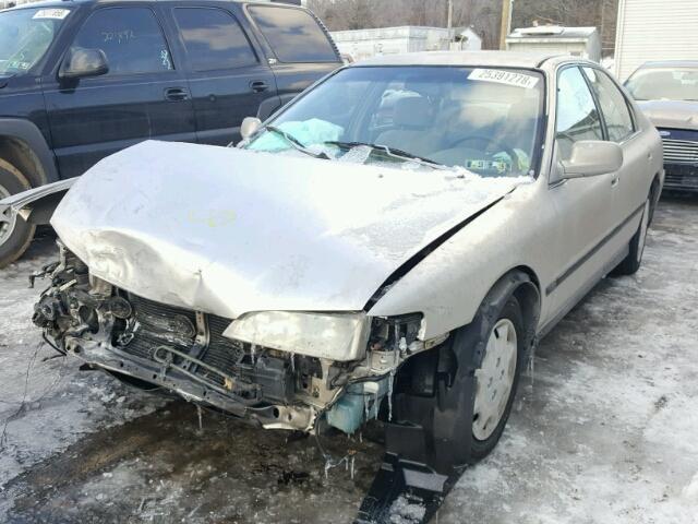 1HGCD5634VA011943 - 1997 HONDA ACCORD LX SILVER photo 2