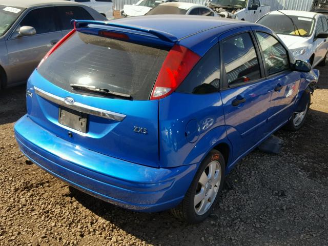 3FAHP37342R162626 - 2002 FORD FOCUS ZX5 BLUE photo 4