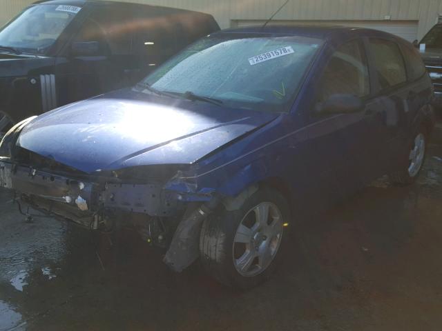 3FAFP37N95R123110 - 2005 FORD FOCUS ZX5 BLUE photo 2