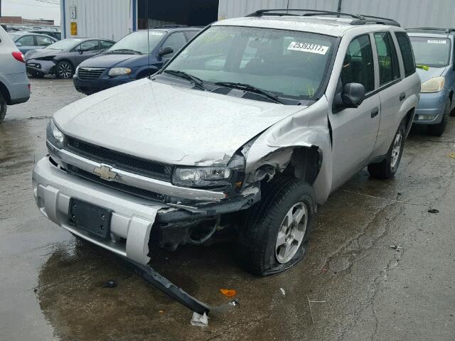 1GNDS13S242322557 - 2004 CHEVROLET TRAILBLAZE SILVER photo 2