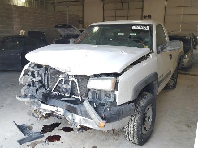 1GCHC24U33Z233678 - 2003 CHEVROLET SILVERADO WHITE photo 2