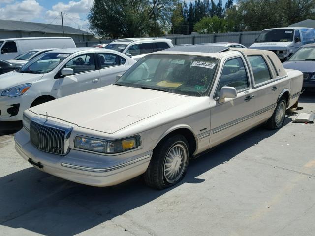 1LNLM82WXVY645695 - 1997 LINCOLN TOWN CAR S CREAM photo 2