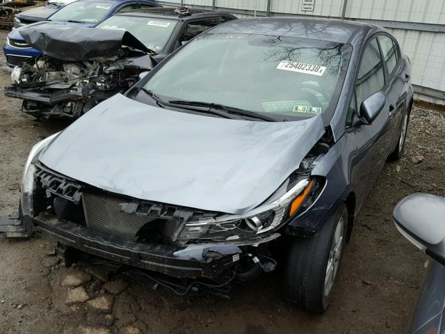 3KPFL4A79HE118457 - 2017 KIA FORTE LX CHARCOAL photo 2