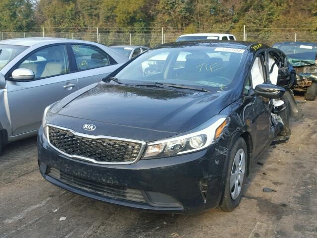 3KPFK4A73HE100913 - 2017 KIA FORTE LX BLACK photo 2