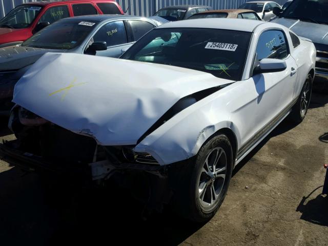 1ZVBP8AM4E5201668 - 2014 FORD MUSTANG WHITE photo 2