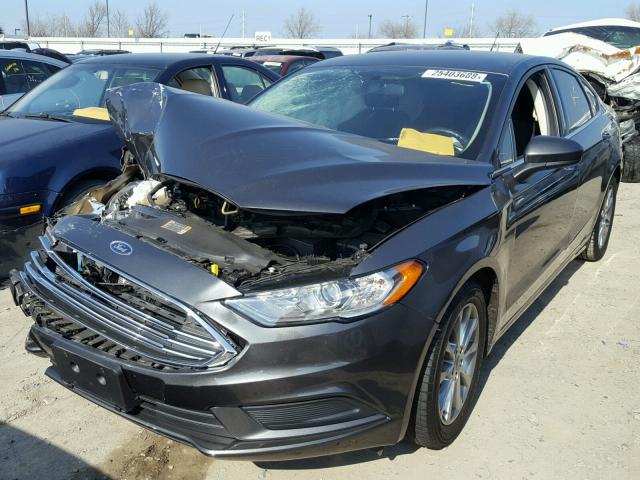 3FA6P0HD6HR195696 - 2017 FORD FUSION SE GRAY photo 2