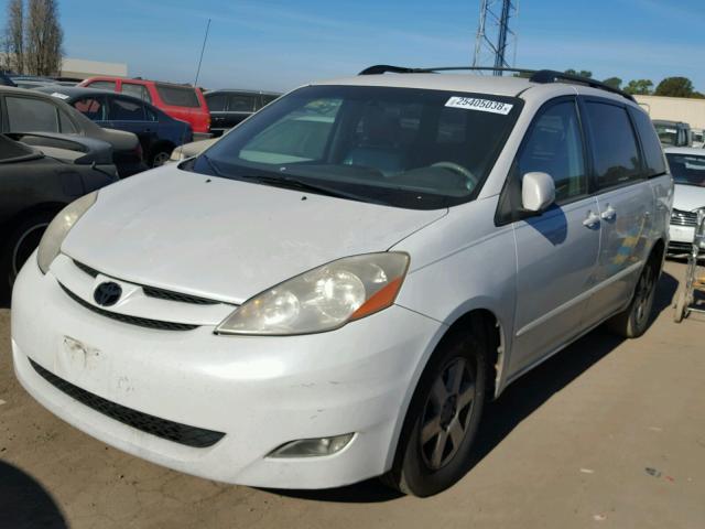 5TDZK22C48S110904 - 2008 TOYOTA SIENNA XLE WHITE photo 2