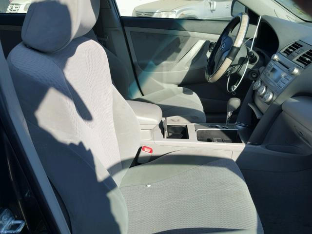 4T1BF3EK7BU603943 - 2011 TOYOTA CAMRY BASE GRAY photo 5