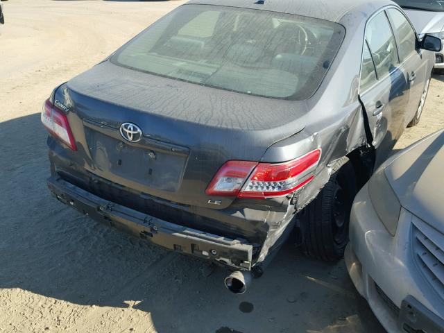 4T1BF3EK7BU603943 - 2011 TOYOTA CAMRY BASE GRAY photo 9