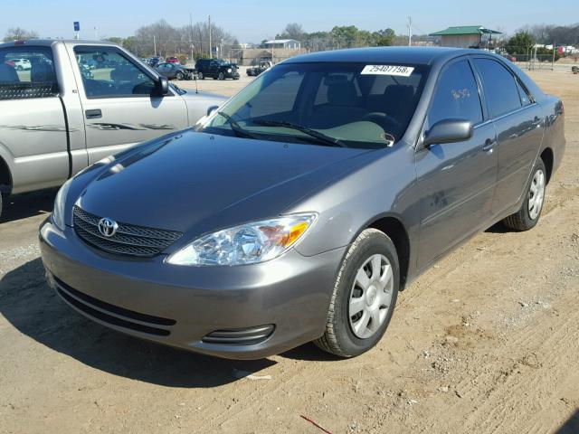 JTDBE32K240283985 - 2004 TOYOTA CAMRY LE GRAY photo 2