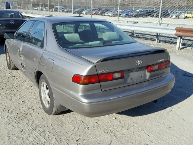 4T1BG28K7WU308639 - 1998 TOYOTA CAMRY CE SILVER photo 3