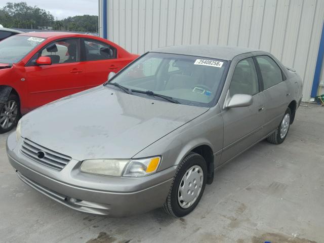 JT2BG22K0W0183609 - 1998 TOYOTA CAMRY CE TAN photo 2