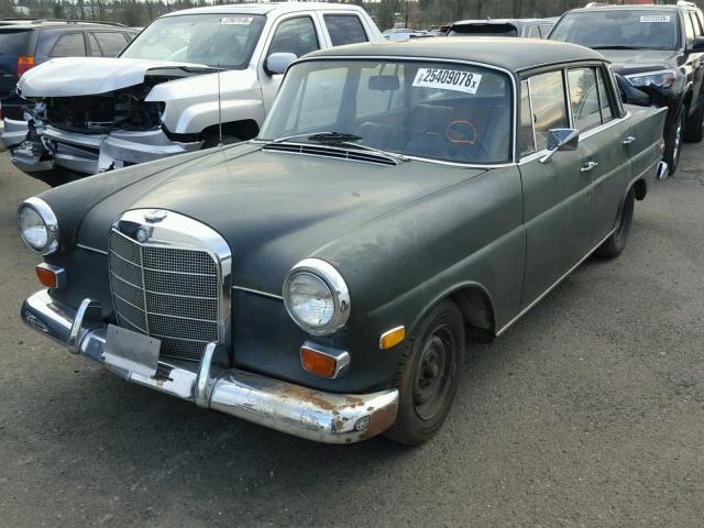 11011012366732 - 1968 MERCEDES-BENZ 200D GREEN photo 2