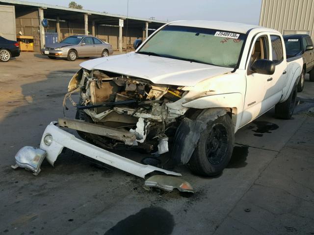 5TEMU52N27Z415214 - 2007 TOYOTA TACOMA DOU WHITE photo 2