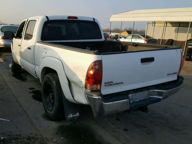 5TEMU52N27Z415214 - 2007 TOYOTA TACOMA DOU WHITE photo 3