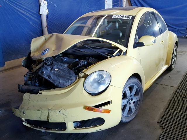 3VWRW31CX6M414678 - 2006 VOLKSWAGEN NEW BEETLE YELLOW photo 2