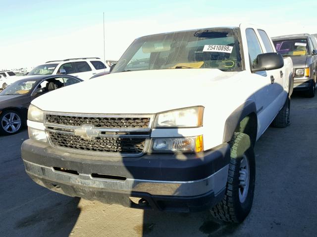 1GCHK23U77F135832 - 2007 CHEVROLET SILVERADO WHITE photo 2