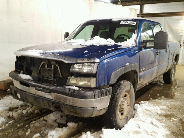 1GCGK23U54F147193 - 2004 CHEVROLET SILVERADO BLUE photo 2